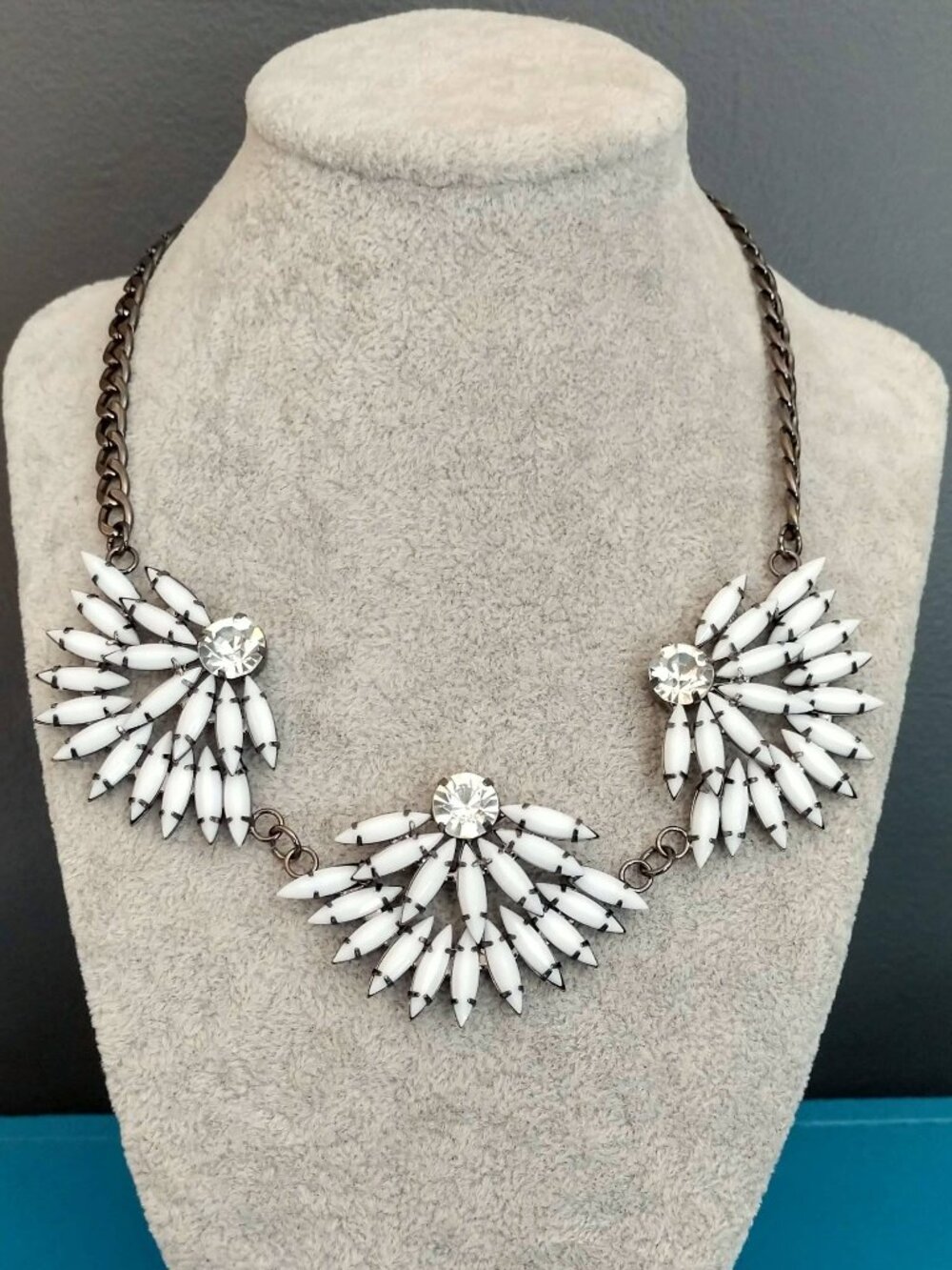 White and crystal flower necklace